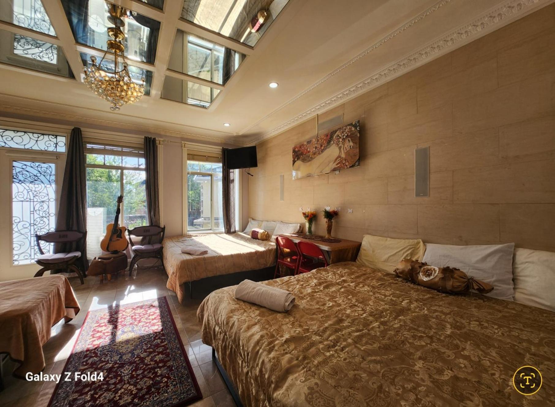 Отель Empress Madani Palace Суррей Экстерьер фото