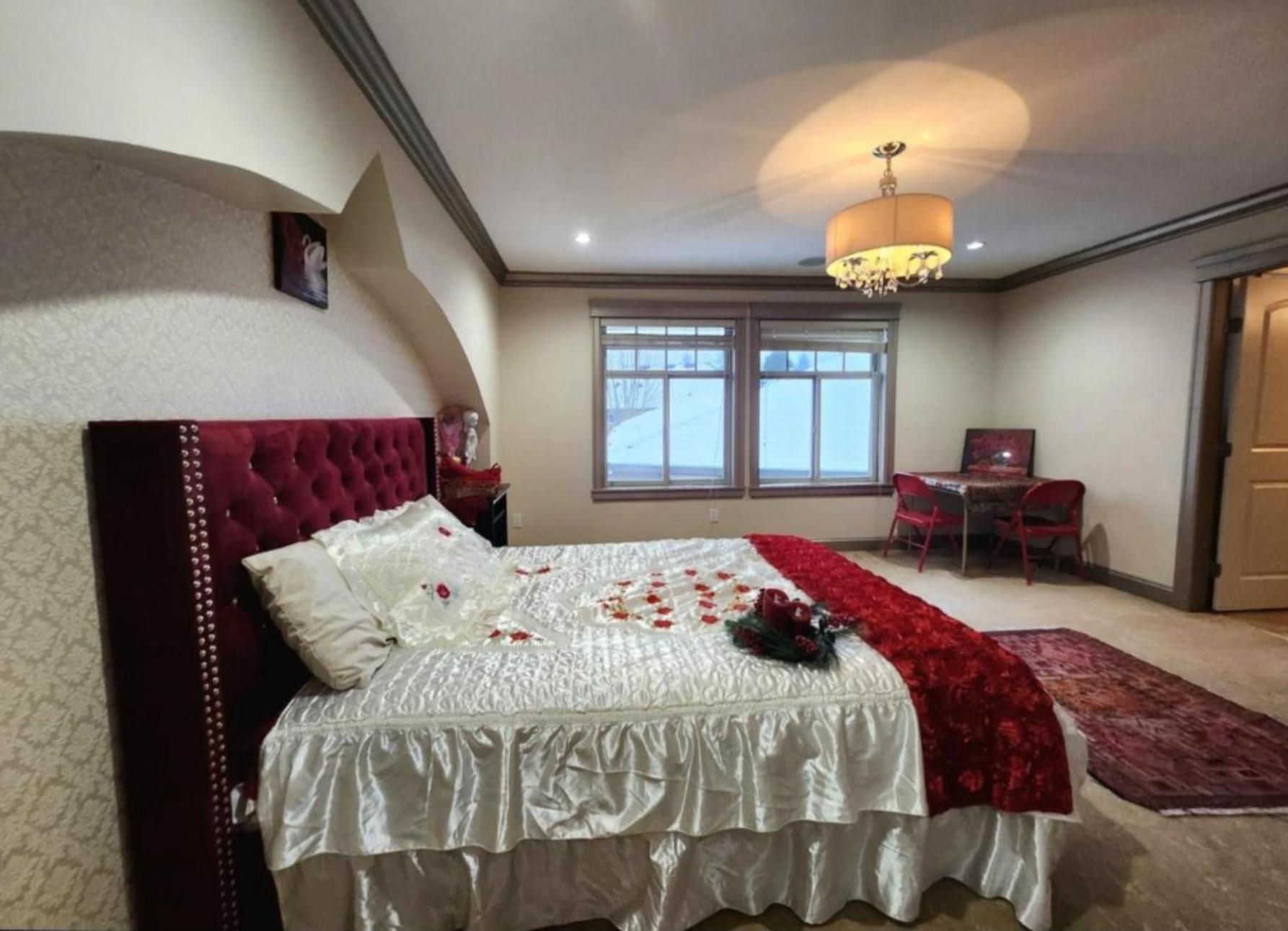 Отель Empress Madani Palace Суррей Экстерьер фото